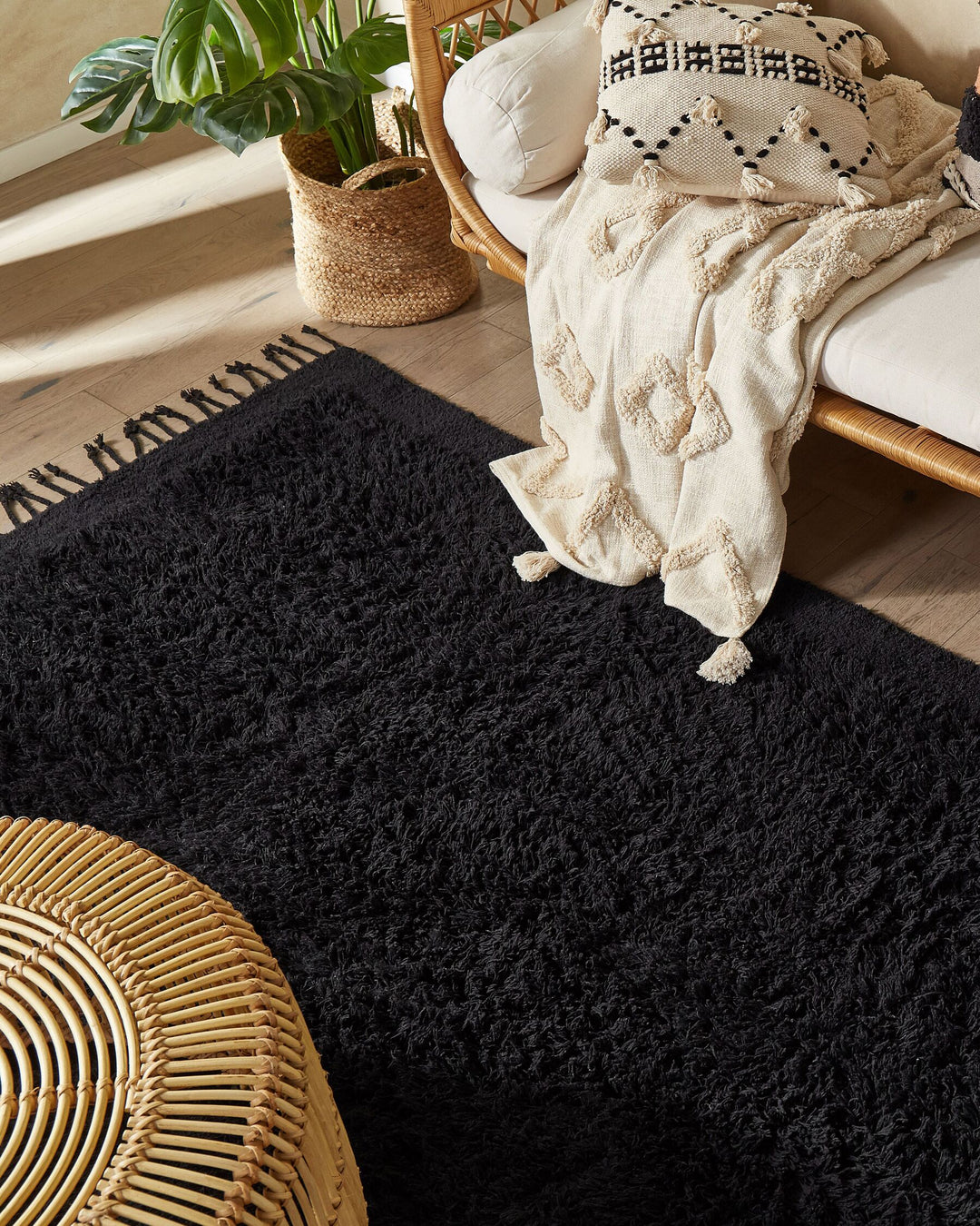 Cotton Shaggy Area Rug 140 x 200 cm Black Bitlis